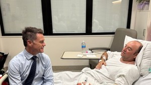 Ahmed riskoval život, aby zastavil strelca a stal sa národným hrdinom. Ľudia mu nosia kvety