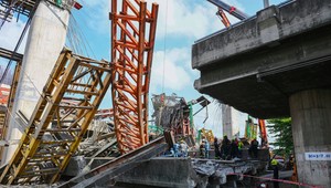 Žeriav sa zrútil na robotníkov na stavenisku. Hlásia obete aj desiatky zranených