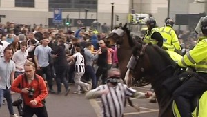 Anglický futbal opäť krvácal. Fanúšikovia sa bili s policajtmi
