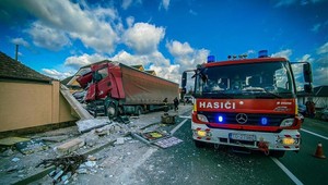 Kamión tesne minul ľudí čakajúcich na zastávke, narazil do skladu