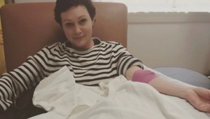 Hviezda seriálu Beverly Hills 90210 už pozná výsledky z liečby rakoviny