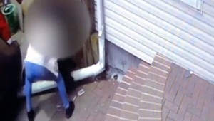 Video: Len 13-ročné dievča sa ubránilo násilníkovi, ktorý ju napadol pred dverami domu