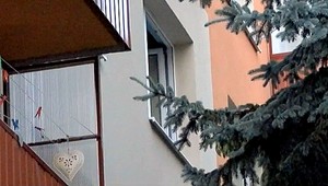 Dalibor (4) chcel zamávať matke, spadol z 2. poschodia