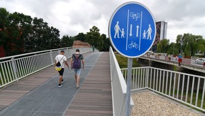 Vodič prešiel autom cez lávku pre chodcov