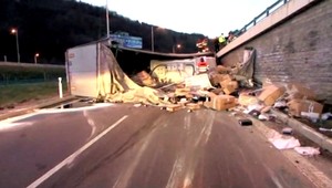 Prevrátil sa kamión. Obchvat v Banskej Bystrici sa razom zmenil na topánkovo