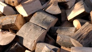 Dôchodca prišiel pri pílení dreva o ruku. Rodina si myslela, že žartuje