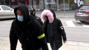 Mladá žena vyviazla s podmienkou: Policajti u nej objavili drogy. Skryla si ich do podprsenky