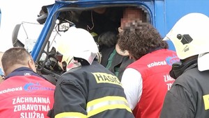 VIDEO: Nehoda kamiónov, muž ostal zakliesnený v aute