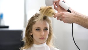 Dvojmesačné čakanie na nový účes môže byť čoskoro minulosťou. Kedy sa budeme môcť dať ostrihať?