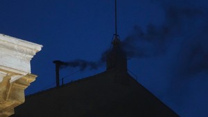 Kardináli zatiaľ pápeža nezvolili. Z komína Sixtínskej kaplnky stúpal čierny dym