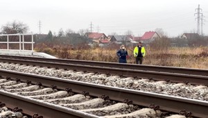 Veľmi bolestivá skratka: Muž prechádzal cez koľajnice a na trati sa mu zakliesnila noha, odrezal mu ju vlak