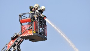 Hasiči evakuovali panelák vo Zvolene, horel byt starších manželov