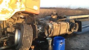 Desivá zrážka štyroch kamiónov a auta. Privolaní boli aj hasiči, z vozidiel začala vytekať nafta