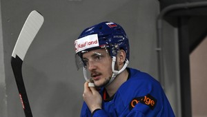 Okuliar skóroval a zostáva v AHL: Na MS vo Švédsku si zatiaľ nezahrá