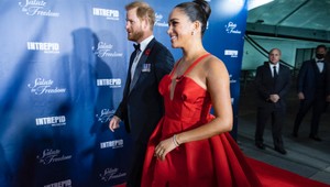 Prsia von! Meghan sa ukázala v šatách, na aké by na kráľovskom dvore mohla zabudnúť!