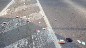 Na ulici v Nitre lietalo 900 eur. Majiteľ zabudol peňaženku na streche auta