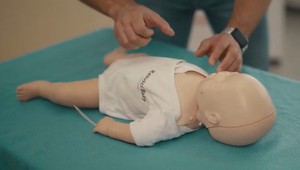 Letné prázdniny ako synonymum detských úrazov. Viete, ako podať dieťaťu prvú pomoc?