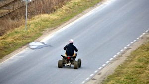 Dvaja muži a žena sa zrútili na štvorkolke do rokliny, Slovák neprežil