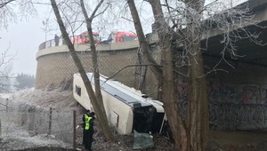 Nehoda autobusu. Spadol z vyvýšeného kruhového objazdu