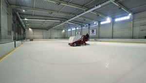 V Lamači otvorili nový zimný štadión, pokrstil ho Golonka