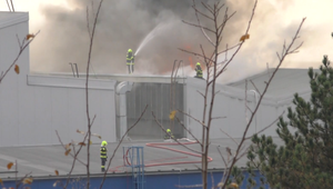 V továrni na muníciu vypukol požiar. Oheň zachvátil lis s tisíckami litrov oleja