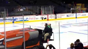 Tak to musel byť iný žúr! Rolbár zaspal počas jazdy priamo na ľade!