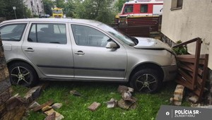 Nešťastie v Háji: Vodič Škody Octavia neprežil náraz do oplotenia