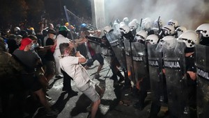 Protesty v Novom Sade prerástli do násilia