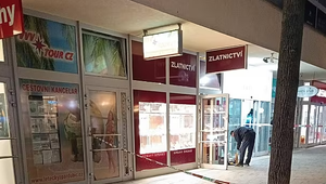 Mladá žena zneškodnila lupiča pri zlatníctve: Nasadila mu kravatu