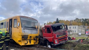 Vlak sa vykoľajil po zrážke s nákladným autom, cestujúci vyviazli s menšími povrchovými zraneniami