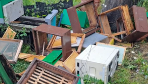 Pažravé medvede zobrali po cintoríne útokom úle pri sídlisku. Pochutnávali si na mede