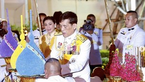 Thajský kráľ odcestoval do Bavorska na orgie: Nazýva ich karanténou