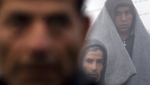 Zúfalá situácia na grécko-macedónskej hranici. Využívajú to miestni kšeftári