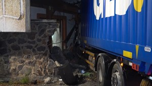 Obyvateľov v noci prebudila rana. Kamión prerazil plot aj múry rodinného domu
