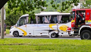 Pri nehode autobusu sa zranilo 25 ľudí. Vodič nákladiaka z miesta ušiel