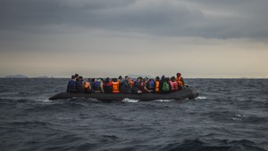 Riskantná cesta do Európy. V preplnenom člne sa medzi migrantmi tlačil kojenec