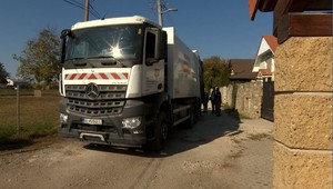 Náraz smetiarskeho auta sa skončil tragédiou. Na zadnej plošine stál muž