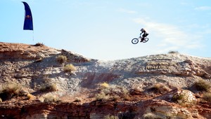 Hazardéri so životom! Blázni sa na bicykloch spúšťajú zo skál