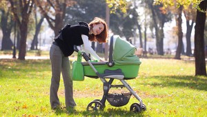 Bude dlhšia materská alebo vyšší rodičovský príspevok? Ministerstvo sa pýta matiek