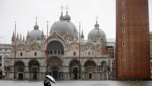 Benátky postihli najhoršie záplavy od roku 1966. Voda sa dostala aj do slávnej pamiatky