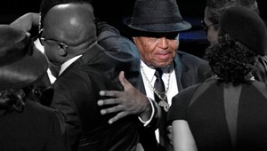 Jacksonovci pochovali otca, pred obradom sa zabávali