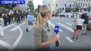 Trump čelí žalobe. Nepokoje v Los Angeles pokračujú, novinárka dostala zásah v priamom prenose