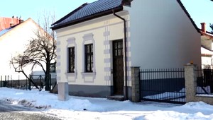 Zo záhadnej vraždy v rodinnom dome obvinili 32-ročného muža