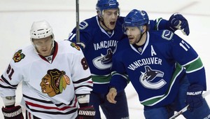 Vancouver zdolal Chicago v predĺžení, Hossa na MS!