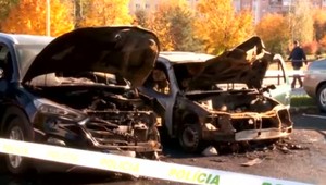 Kým ľudia spali, plamene na sídlisku pohltili tri autá