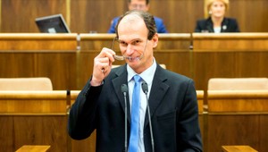 Ďalší obvinení poslanci: Otec a syn Kuffovci sa mali vyhrážať