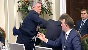 VIDEO:  Bitka poslancov priamo v parlamente