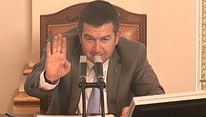 Český poslanec pracoval opitý, nedávno presadil zákaz alkoholu v snemovni