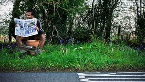 Zabudli na záchod, tak si uľavili vonku. A výsledok?