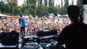 Policajti evakuovali Zlaté Piesky, jedného mladíka zatkli